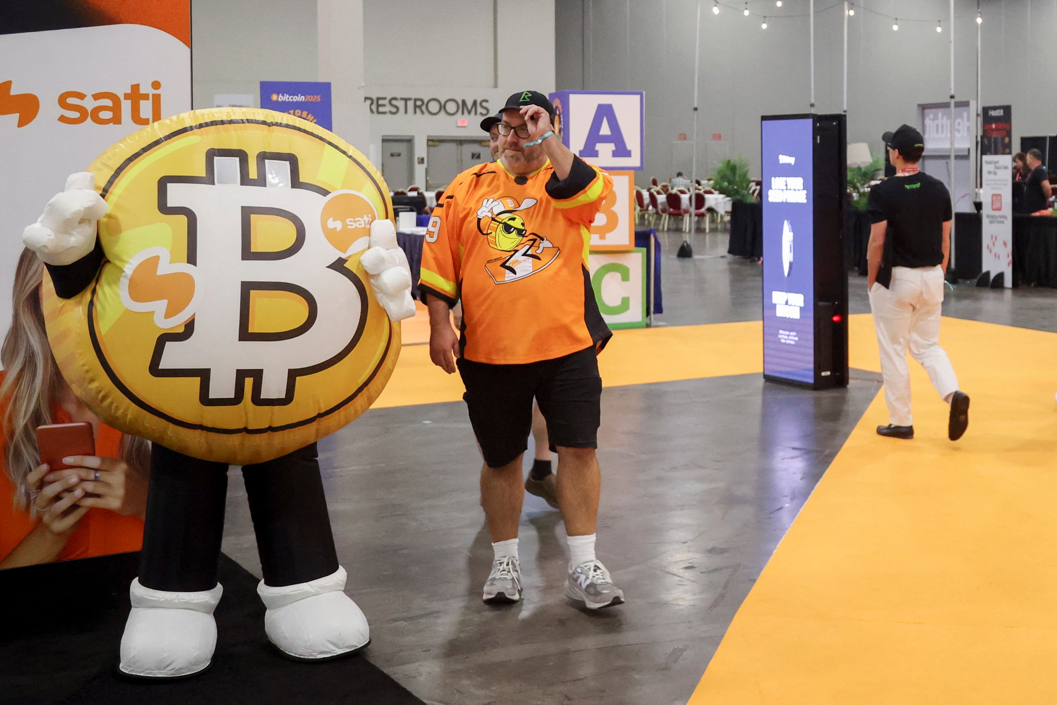 تقلبات حادة تعيد بيتكوين إلى التراجع بعد صعود قصير الأمد