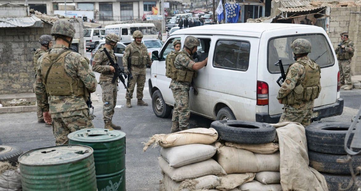 الجيش ينفّذ تدابير أمنية واسعة ويوقف عشرات المطلوبين في مناطق لبنانيّة عدة