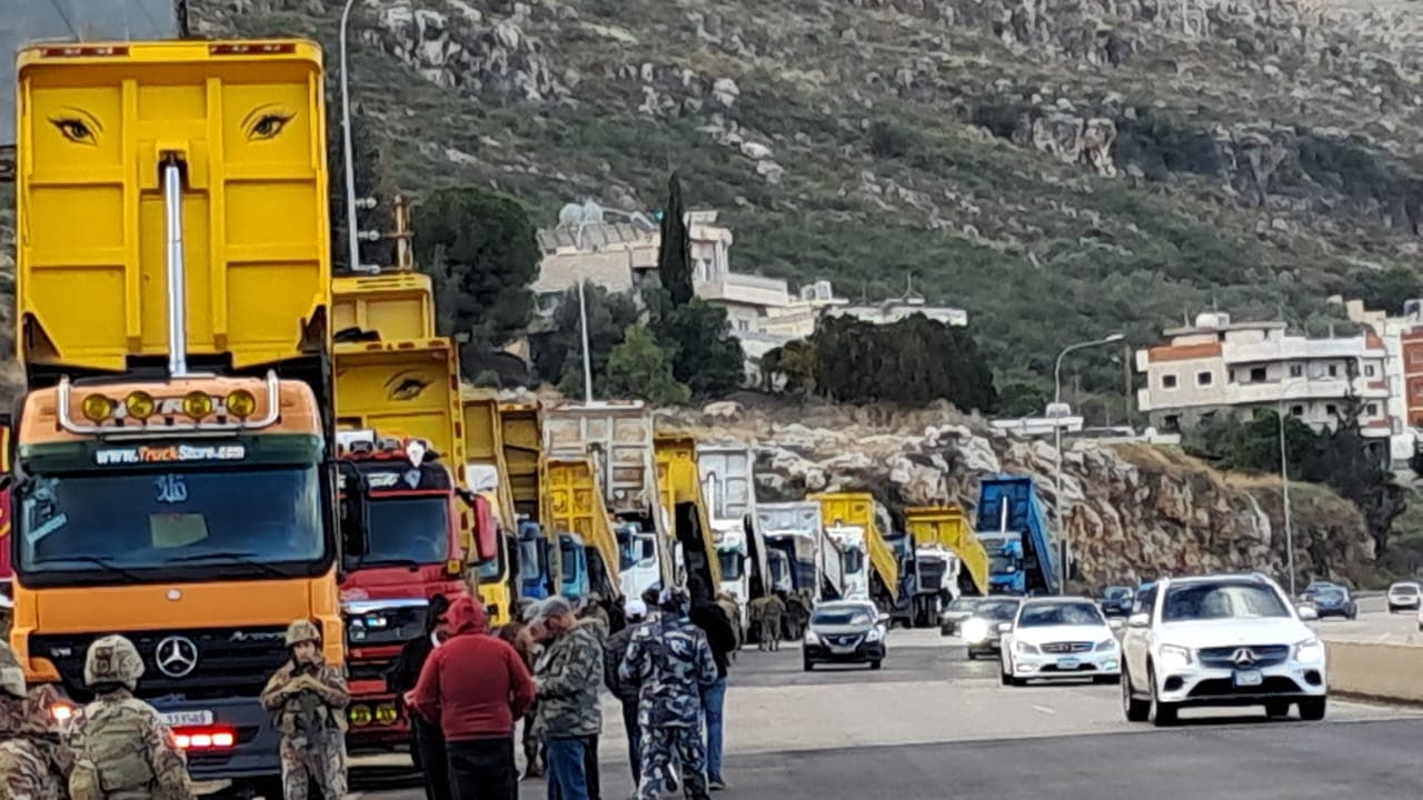 احتجاج أصحاب الشاحنات في السعديات... وطليس يدعوهم للسماع لمطالبهم