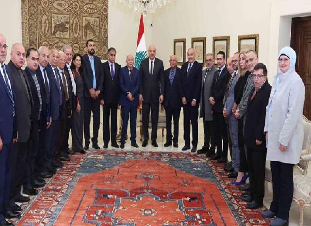 الرئيس عون يلتقي وفد موظفي القطاع العام ويؤكد إعادة النظر في الرواتب