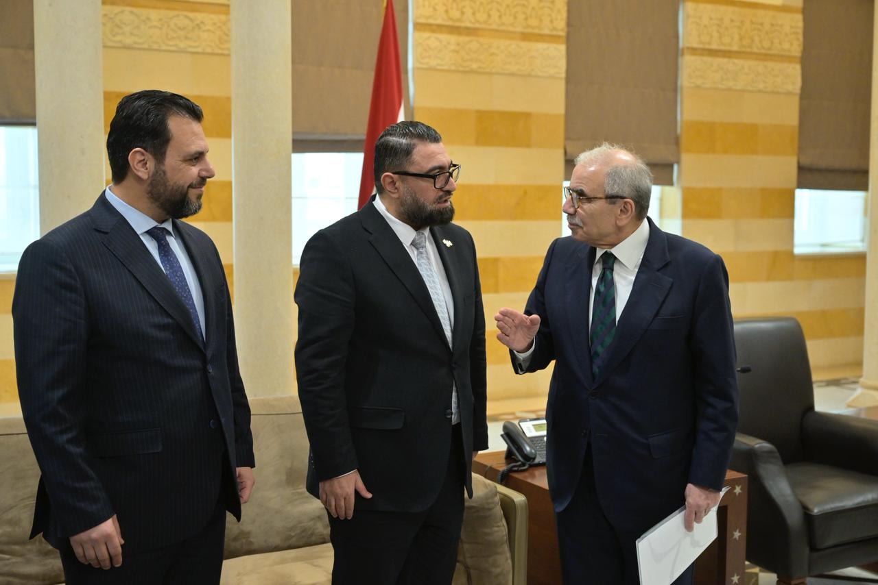 خلال إجتماع رئيس مجلس الوزراء اللبناني مع الوفد السوري في السراي الحكومي (إنترنت)