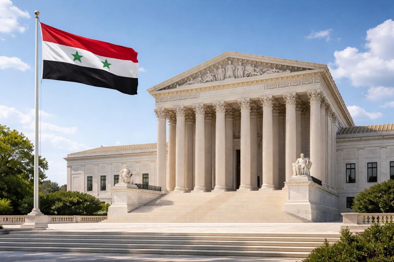 المبنى الرئيسي للمحكمة العليا الأميركية إلى جانب علم سوريا، تمثل القرار القضائي المرتبط بوضع الحماية المؤقتة للسوريين
