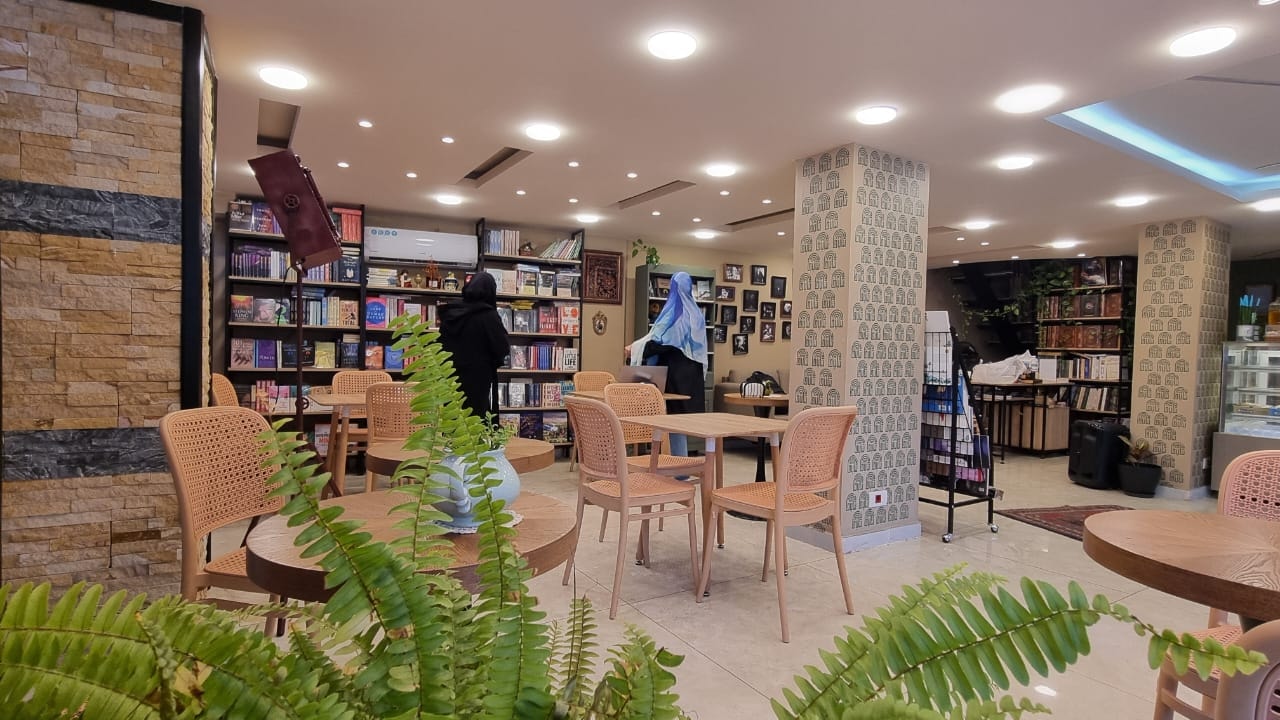 داخل مقهى بيت الكتاب، كتابخانة، بئر العبد، 27 كانون الأول 2025 (إقتصادي.كوم)