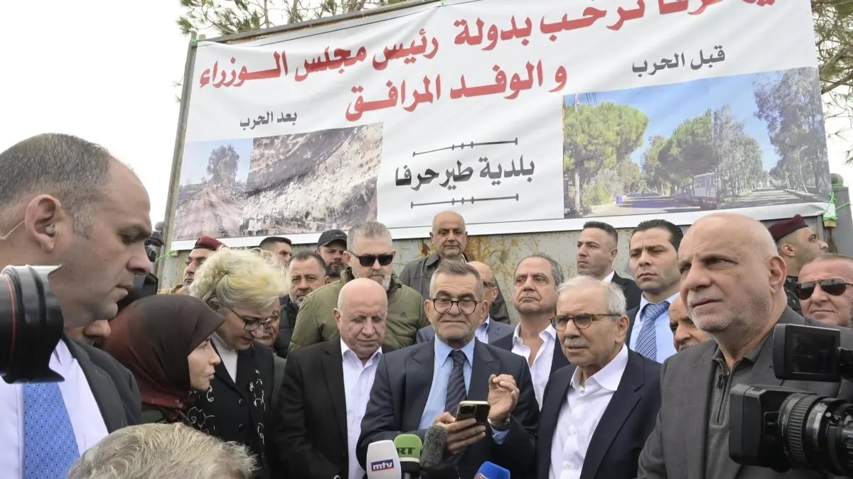 رئيس مجلس الوزراء اللبناني نواف سلام خلال جولته في طير حرفا (وطنية)
