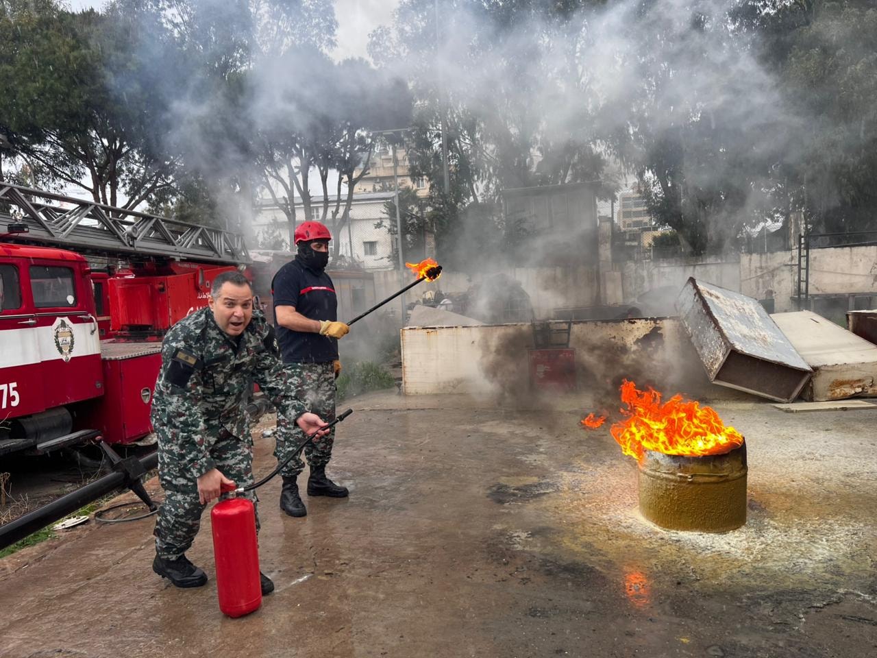 أثناء إجراء المناورة الميدانية- فوج إطفاء بيروت (زينب عوالي)