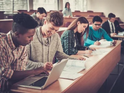 طلاب في إحدى الجامعات الأميركية (موقع وزارة التعليم)