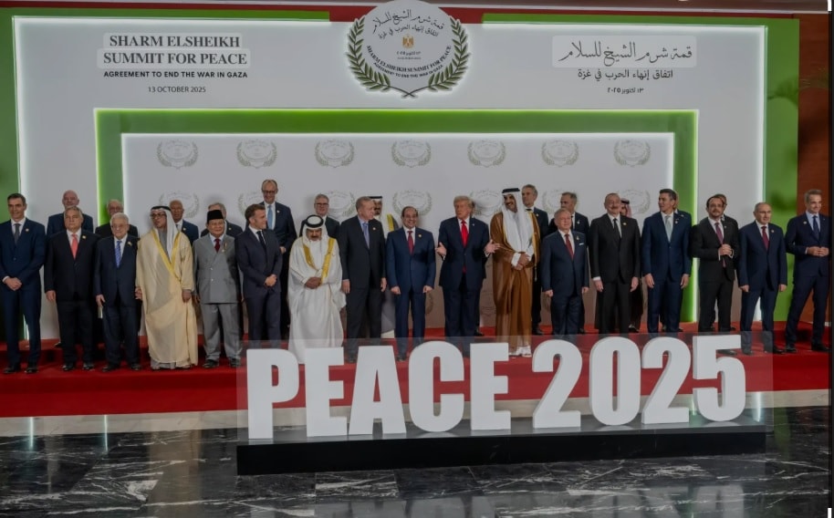 صورة جامعة للقادة المشاركين في قمة شرم الشيخ للسلام، 13 أكتوبر 2025 (الإنترنت)