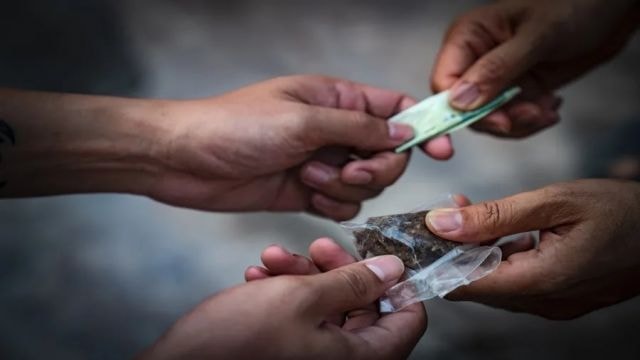 ترويج المخدرات(إنترنت)