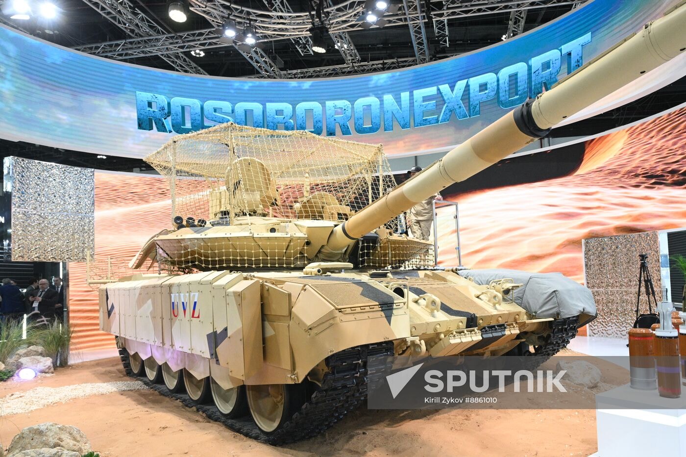 في معرض أبوظبي، 17 شباط فبراير 2025 (سبوتنيك)T-90MC الدبابة الروسية