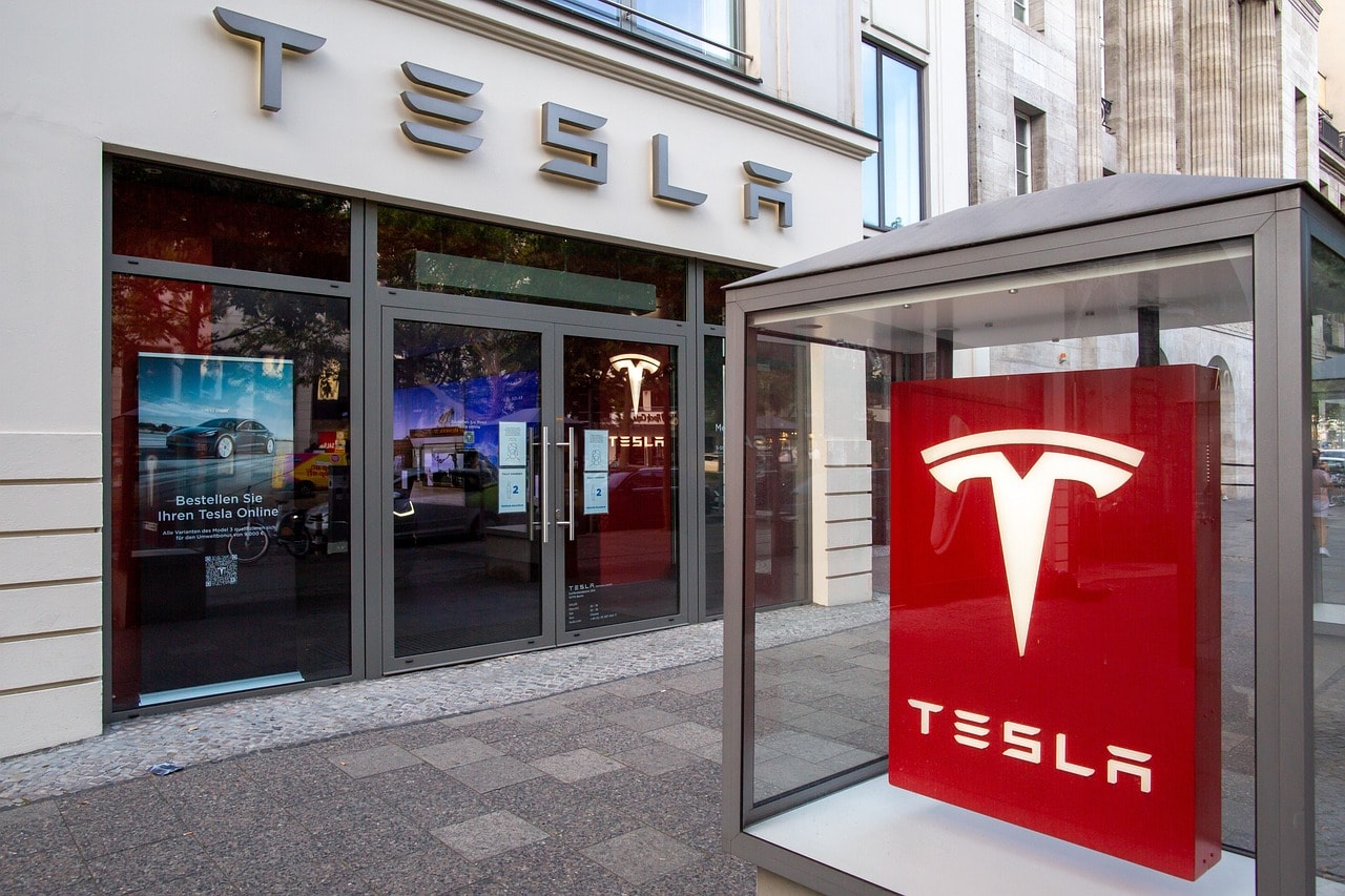 تسلا ترسخ مكانتها الريادية في سوق السيارات الكهربائية بدولة الإمارات العربية المتحدة