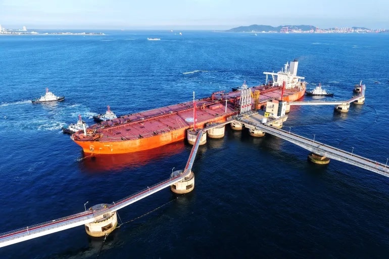 ناقلة تحمل نفطا خاما مستوردا تبحر نحو محطة في ميناء تشينغداو بمقاطعة شاندونغ في الصين (غيتي)