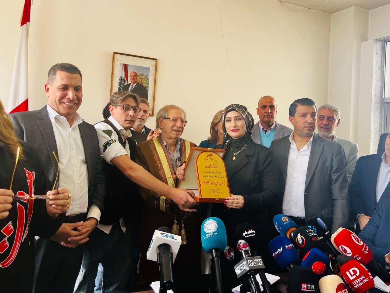 خلال تسليم الأستاذ عبدالهادي محفوظ درعاً تكريمياً - إقتصادي.كوم (زينب عوالي)