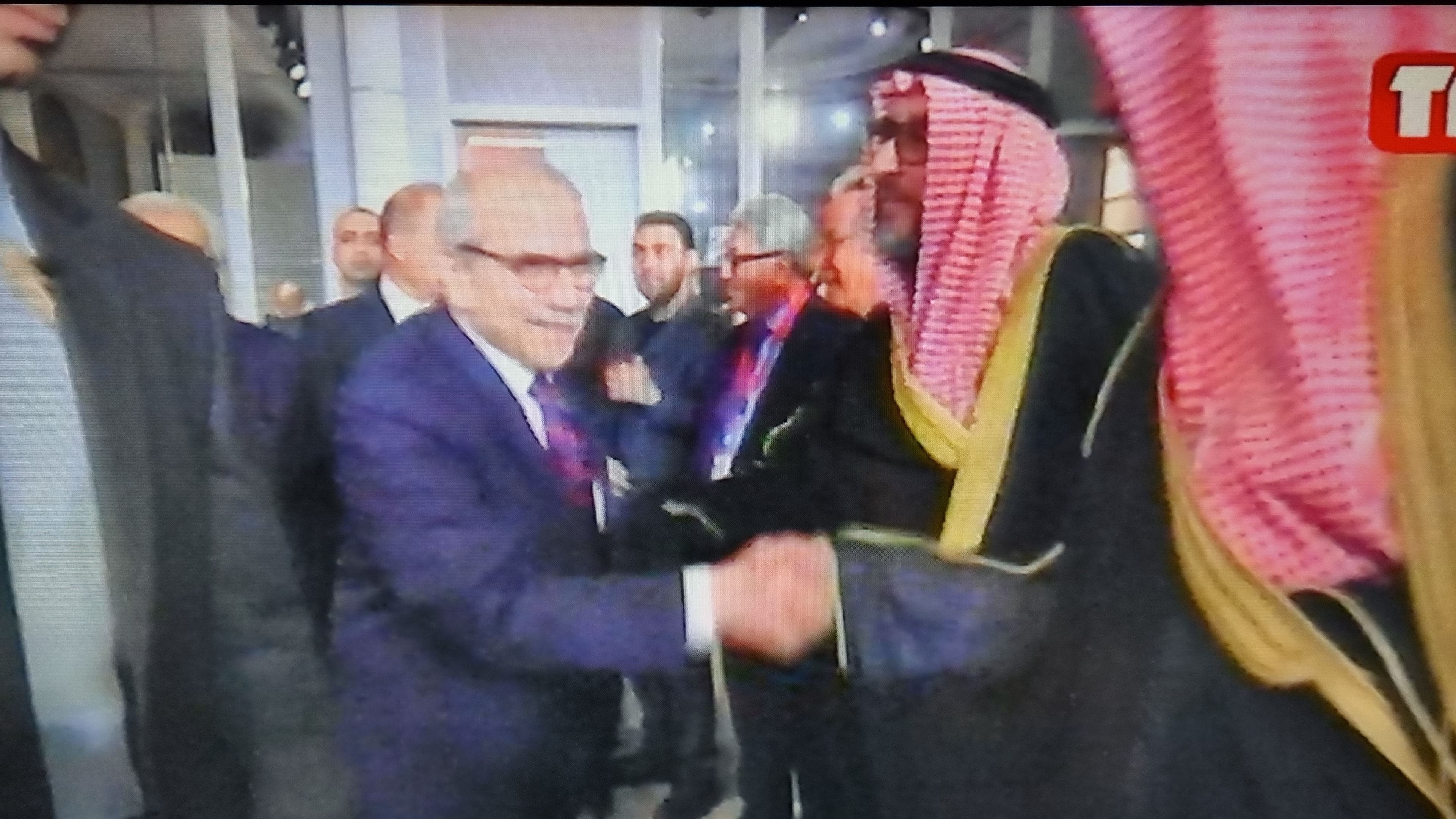 رئيس الحكومة نواف سلام لدى وصوله إلى قاعة مؤتمر بيروت وان، 19 ت2 2025 (إقتصادي.كوم عن تلفزيون لبنان)