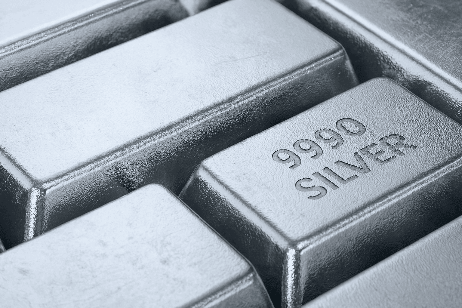 قفزة قياسية للفضّة مدفوعة بندرة المعروض وتوقعات خفض الفائدة