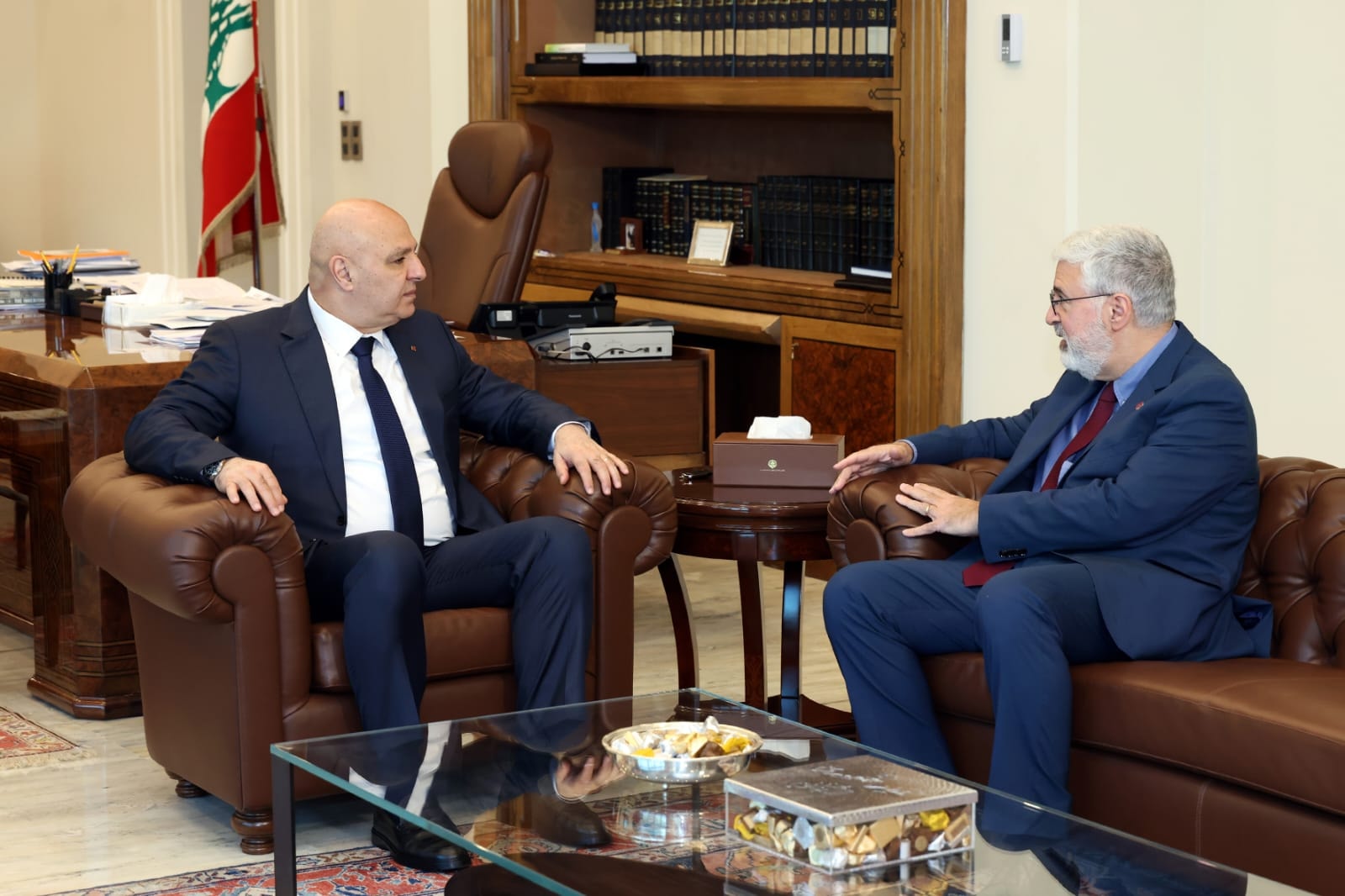 رئيس الجمهورية يلتقي رئيس الجامعة الأمريكية لمناقشة التعليم والمستشفيات الجامعية