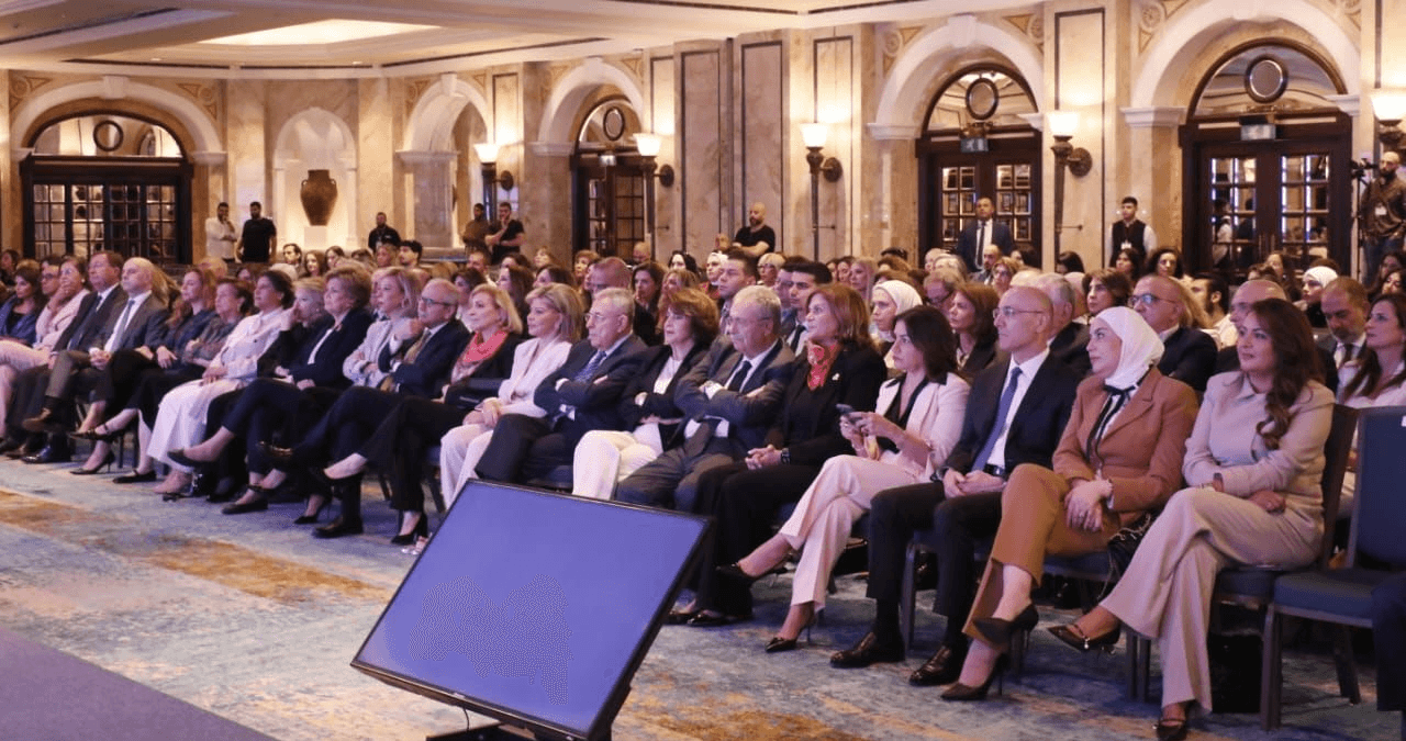 وزير الإعلام اللبناني يشارك في مؤتمر "نساء على خطوط المواجهة" ويؤكد أهمية الكوتا النسائية ودور المرأة في السياسة