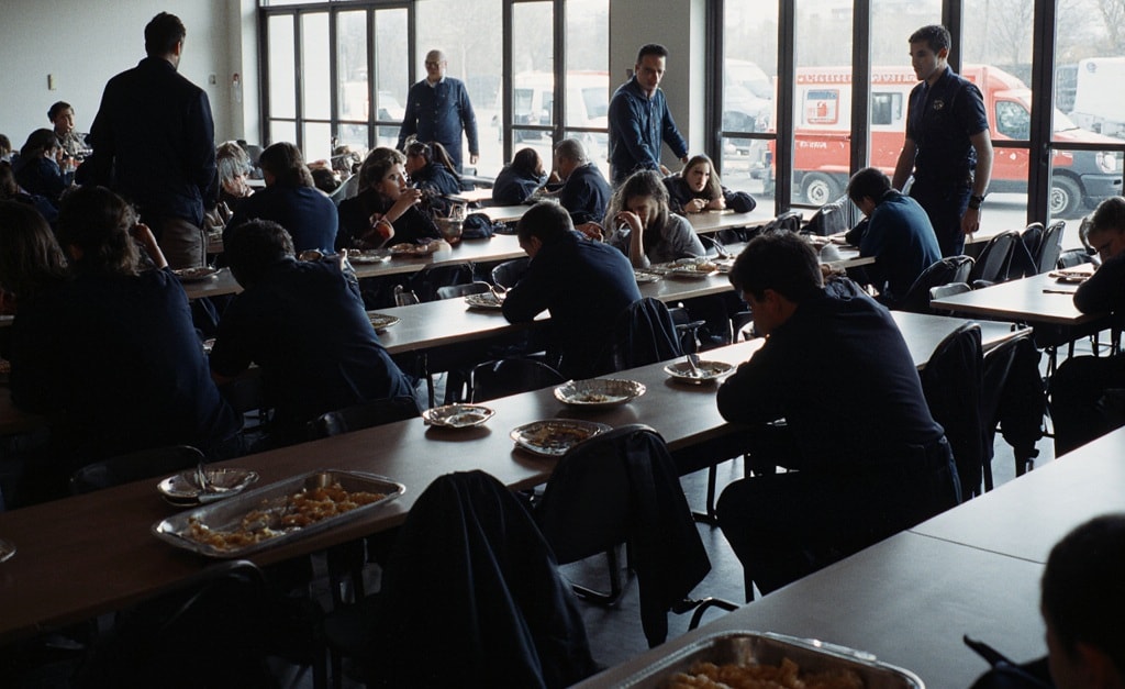 create_a_realistic_editorial-style_image_depicting_a_food_poisoning_incident_at_a_turkish_high_scho_thsw4byixih7zzi86ivb_0