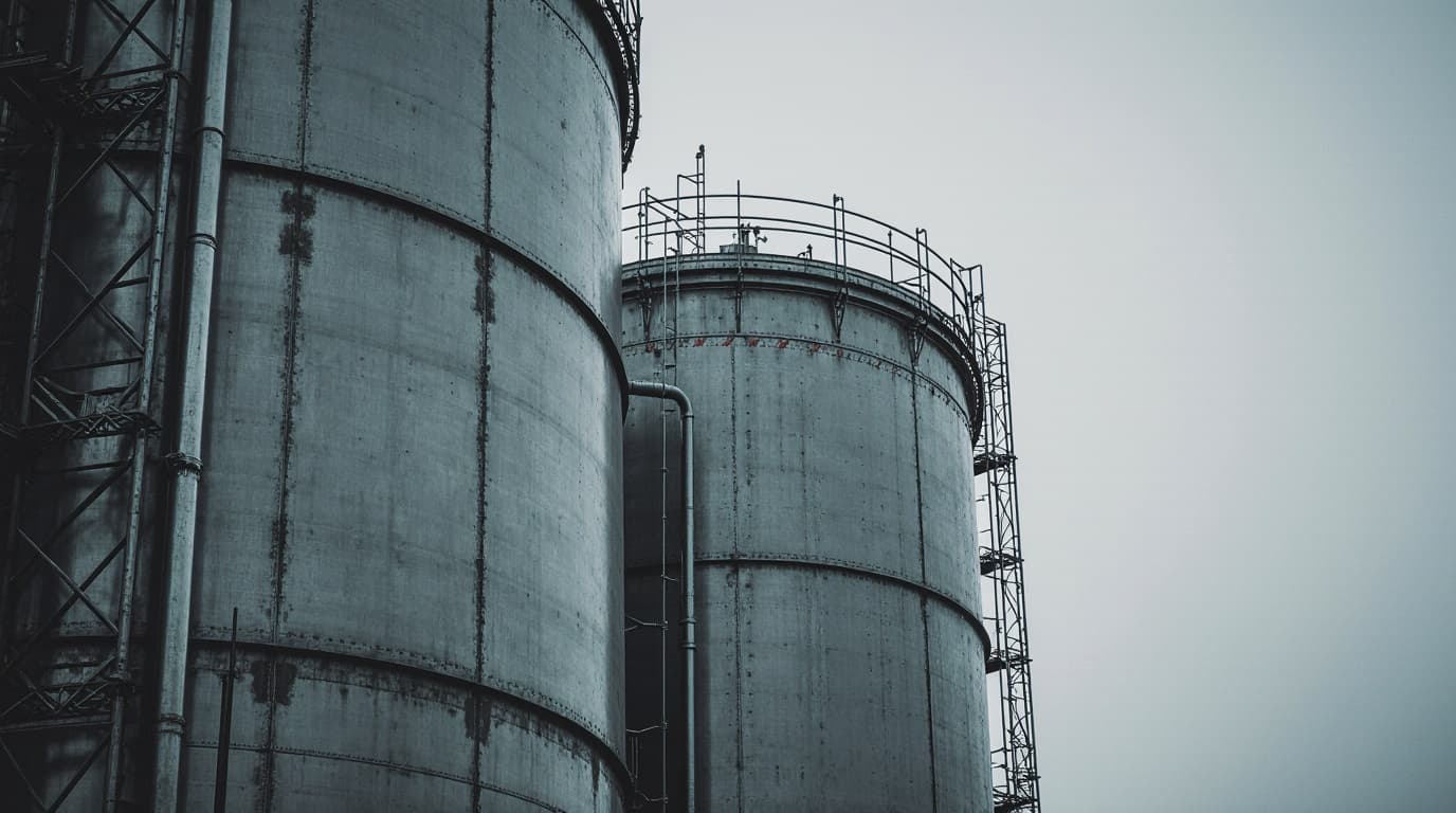 أسعار النفط تنهي تراجعها بدعم من انخفاض مفاجئ في المخزونات الأميركية