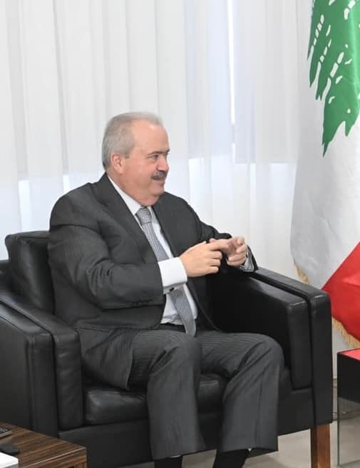 وزير المالية اللبناني يوقّع مشروع مرسوم لإلغاء زيادة الرسوم على مستوردات الصناعيين