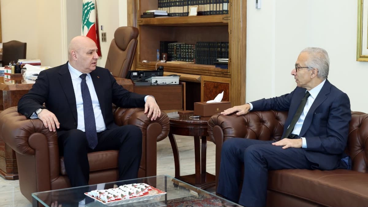 رئيس الجمهورية اللبنانية جوزاف عون ووزير الاقتصاد والتجارة عامر البساط خلال لقائهما في قصر بعبدا