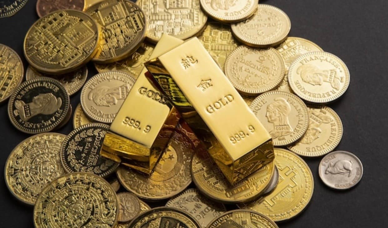 الذهب يرتفع بدعم من تراجع الدولار وترقب بيانات الوظائف الأميركية