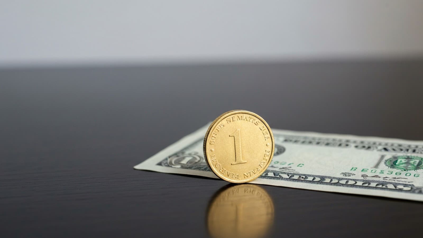 الذهب يتأرجح في بداية الأسبوع بين صعود الدولار وتوقعات الفائدة الأميركية المخففة