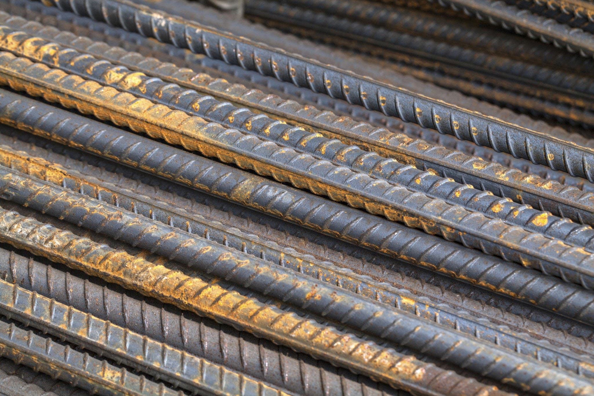 خام الحديد يتراجع إلى 101 دولار للطن مع ترقب السياسات الصينية