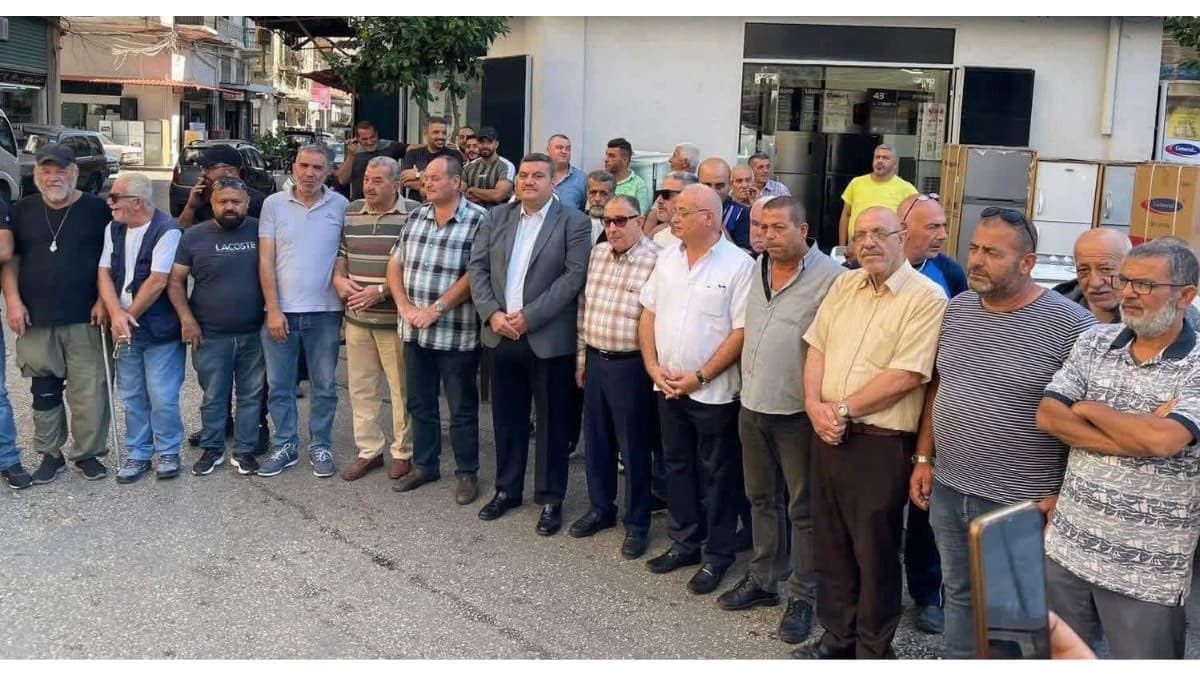 رئيس اتحاد نقابات العمال والمستخدمين في لبنان الشمالي مع مجموعة من المواطنين