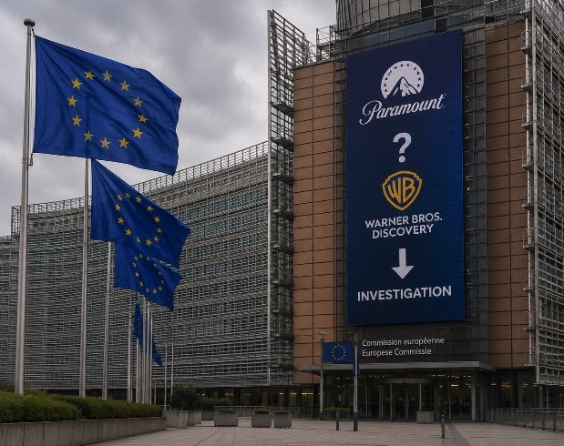 مبنى المفوضية الأوروبية في بروكسل مع علم الاتحاد الأوروبي، وخلفه شاشة رقمية تظهر شعارات باراماونت ووارنر براذرز